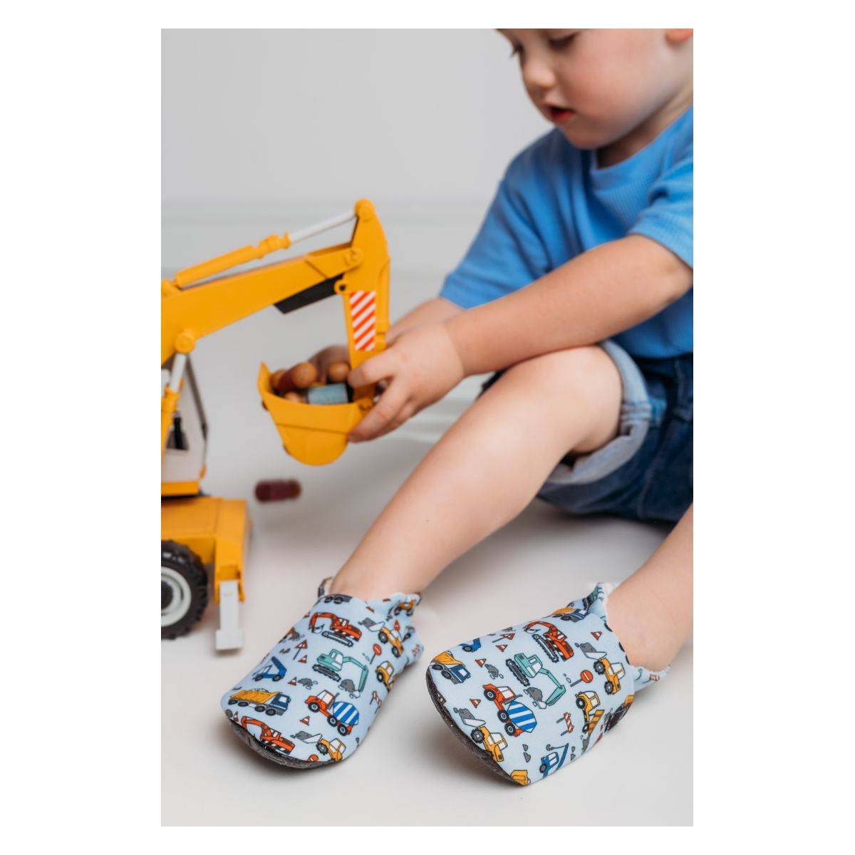 Snugi copat 12416 Construction trucks barefoot F modra 21