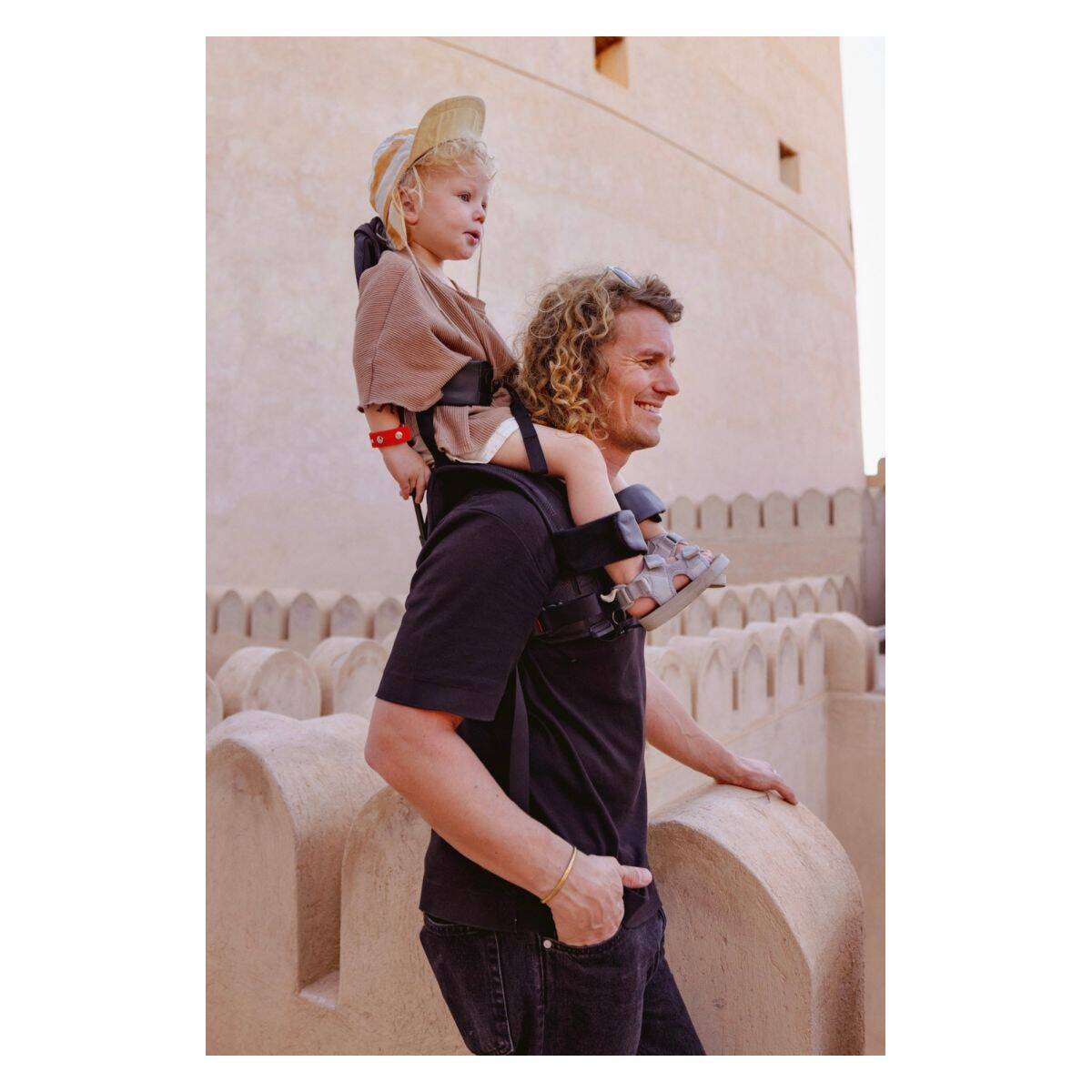 MiniMeis Nahrbtnik za nošenje otroka ramenska nosilka G5 black premium