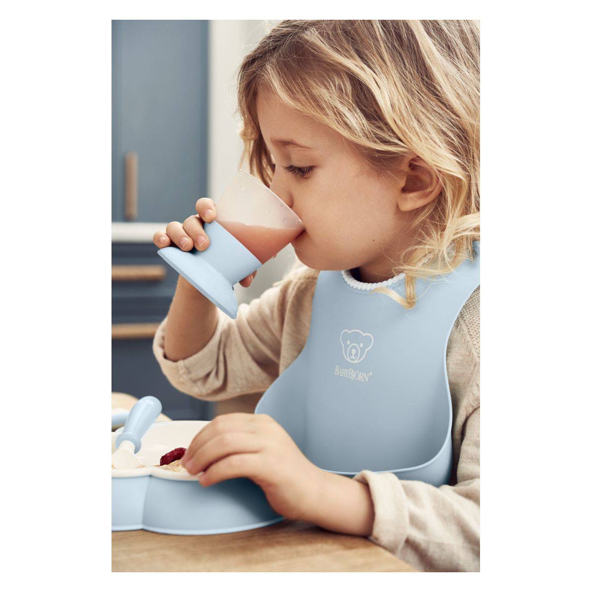 BabyBjörn komplet jedilni set slinček, krožnik, lonček, žlica in vilice Powder Blue