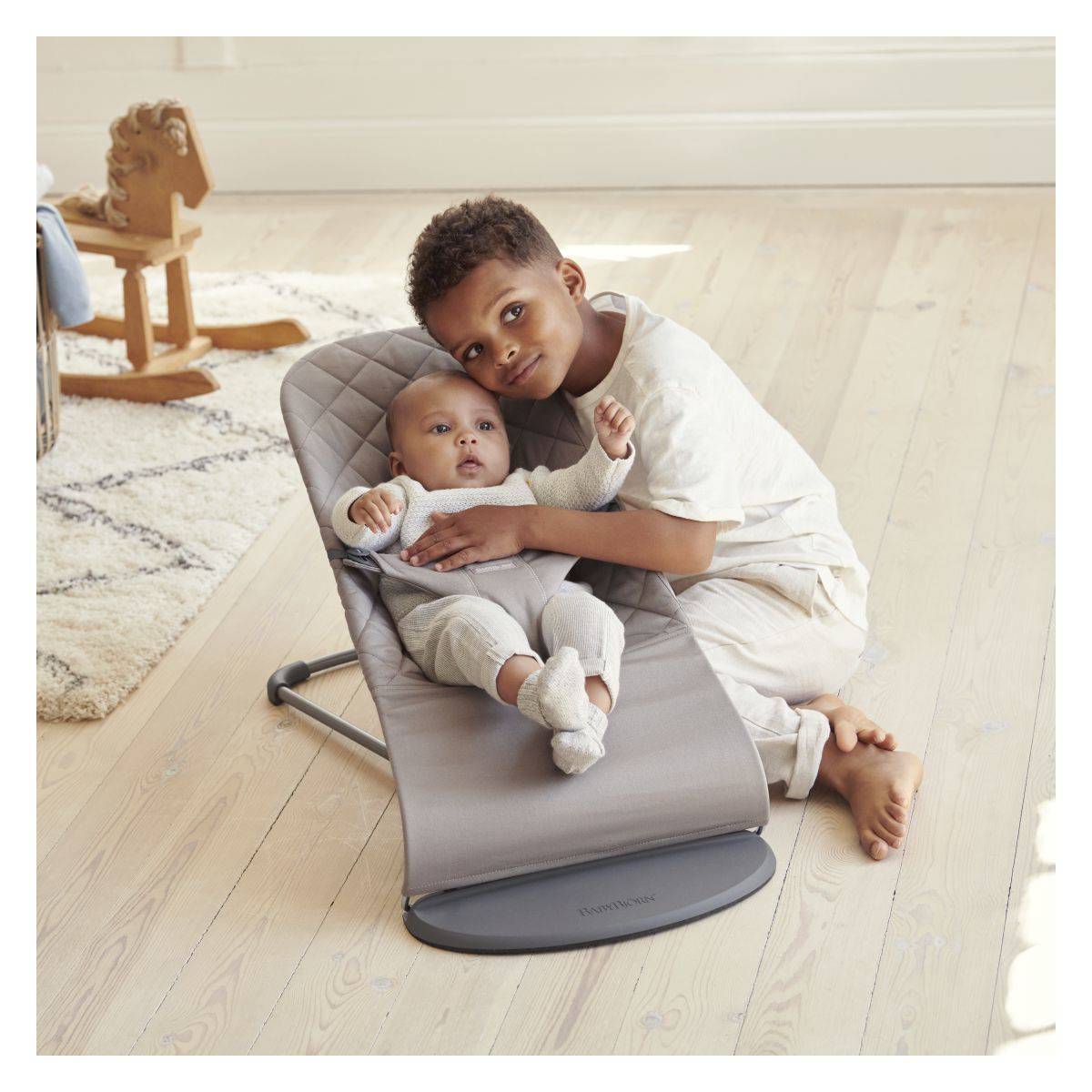 BabyBjörn gugalnik Bliss Woven sand grey