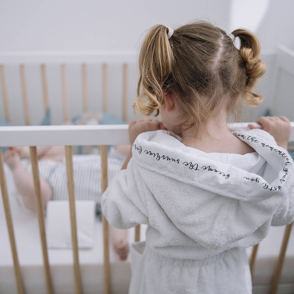 BUBABA BY FREEON ogrtač za kupanje s natpisom na kapuljači 104/110/116 Bijela