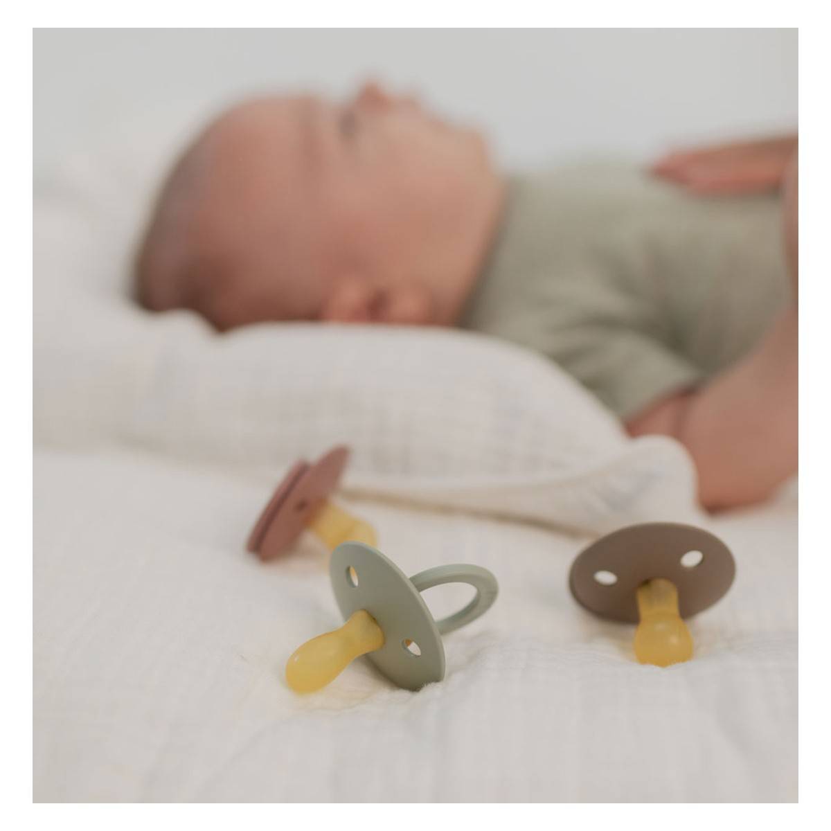 Bibs tolažilna duda - lateks Colour s simetričnim cucljem 6-18 m 2/1 sage/ivory